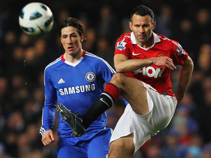 In the 2011/12 season defeat at Chelsea, Giggs equalled the club record for league appearances.