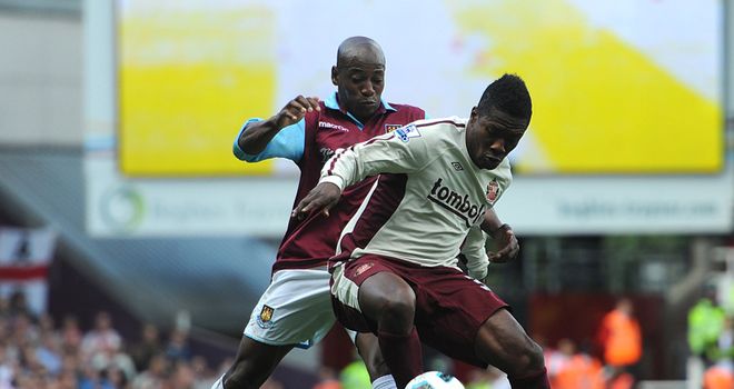 Aamoah Gyan tussles with Luis Boa Morte