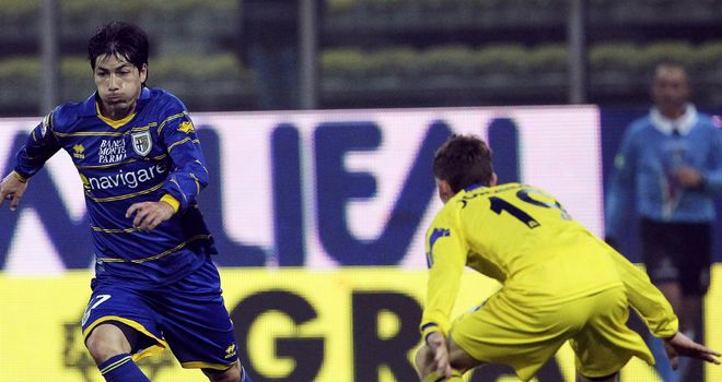 Jaime Valdes and Jorginho Hellas battle during Verona's win over Parma