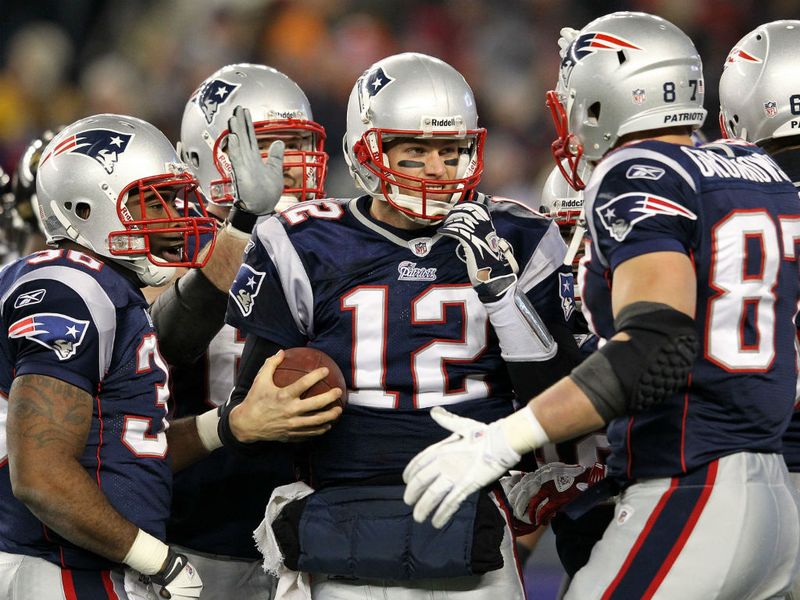 Tom Brady's quarterback sneak for a touchdown set up an exciting finale with the Patriots 23-20 in front.