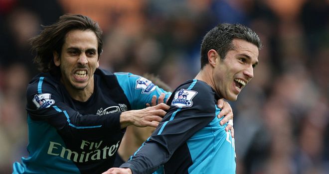 Yossi Benayoun: On-loan midfielder expects striker Robin van Persie to stay at Arsenal