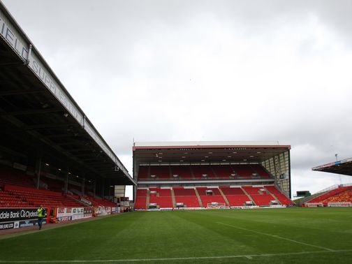 Nicky Low is staying at Pittodrie.