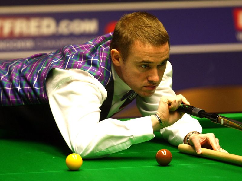 Stephen Hendry at the table in the 2009 quarter finals