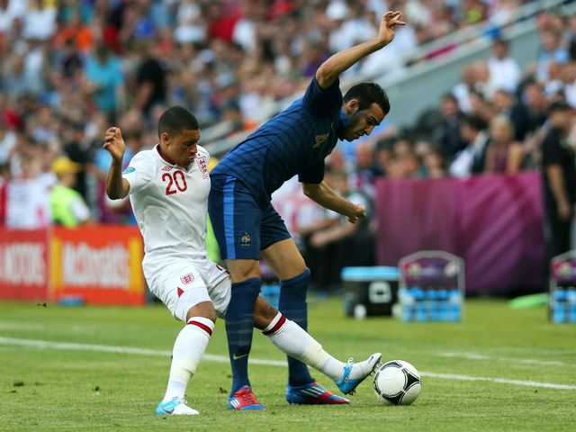 Alex Oxlade-Chamberlain tackles Adil Rami