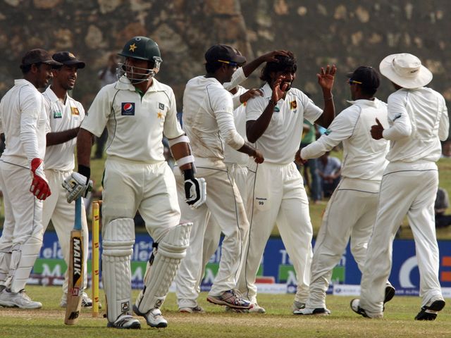 Sri Lanka celebrate another Pakistan wicket