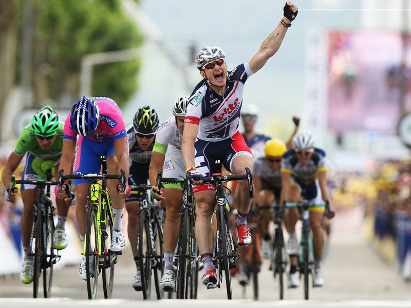 ...Getting the better of Alessandro Petacchi and Tom Veelers on the line