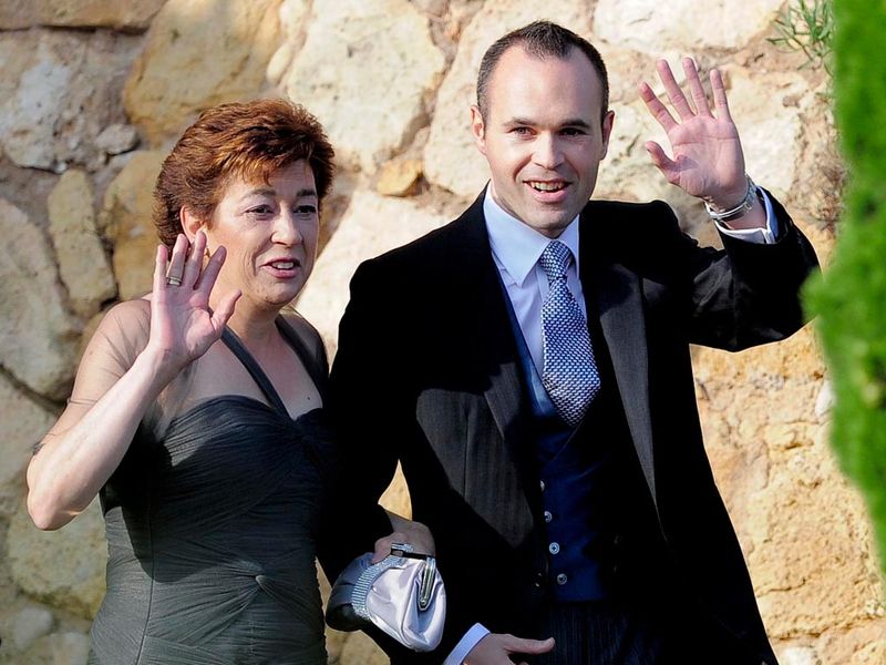 The 28-year-old arrives at the wedding ceremony with his proud mother (Mari).