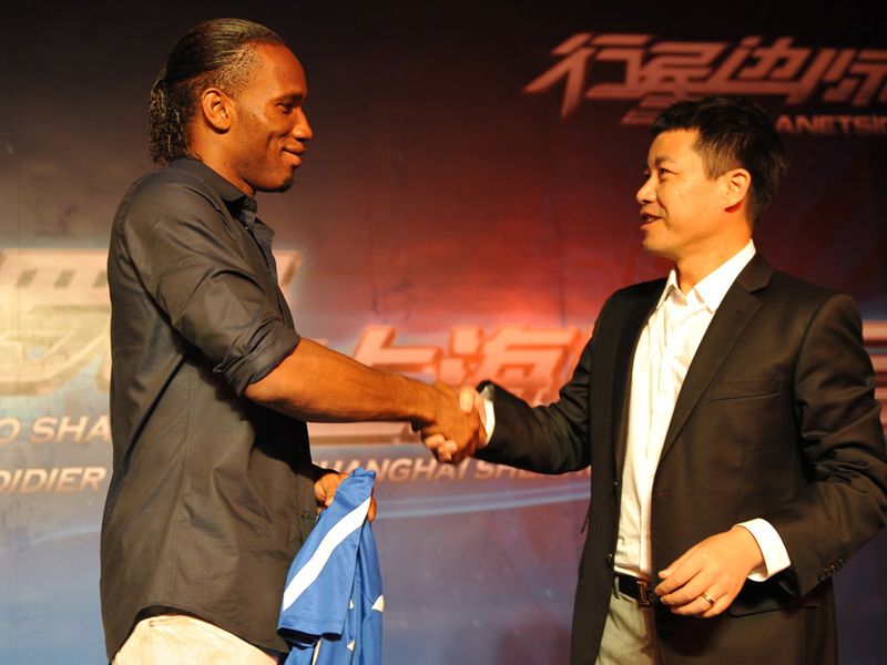 Drogba shakes hands with Jun