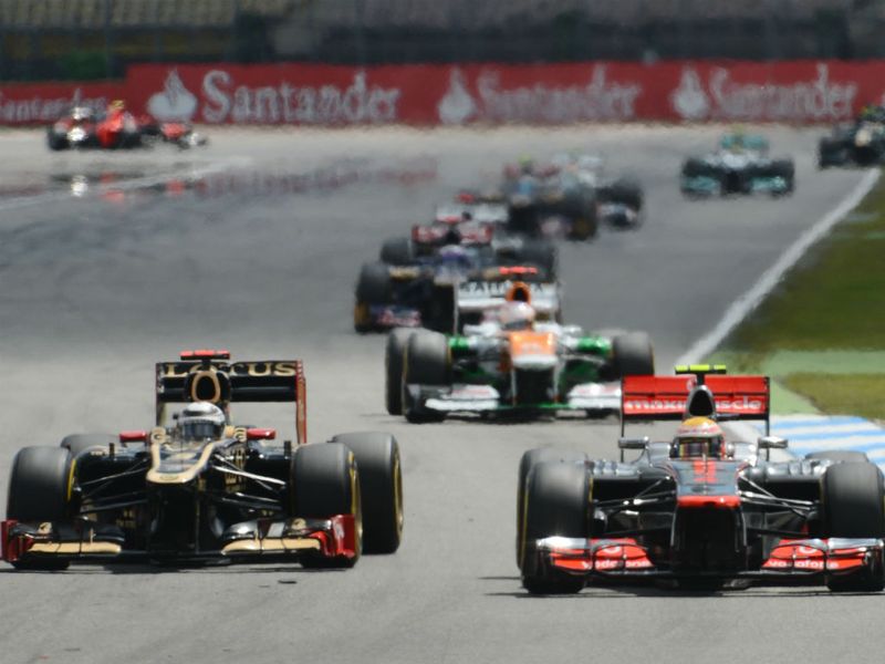 Hamilton battles with Raikkonen