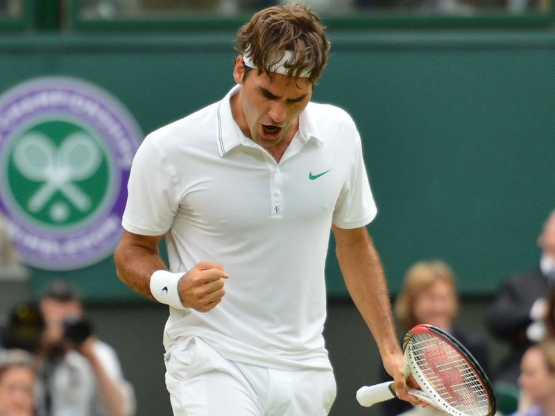 Federer breaks again early in the fourth, and things are looking desperate for Murray now.