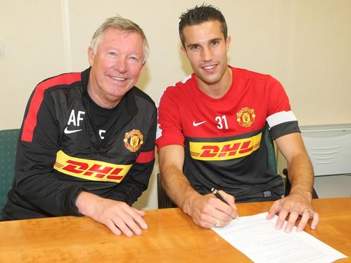 Van Persie signs his contract with Sir Alex Ferguson.&nbsp;