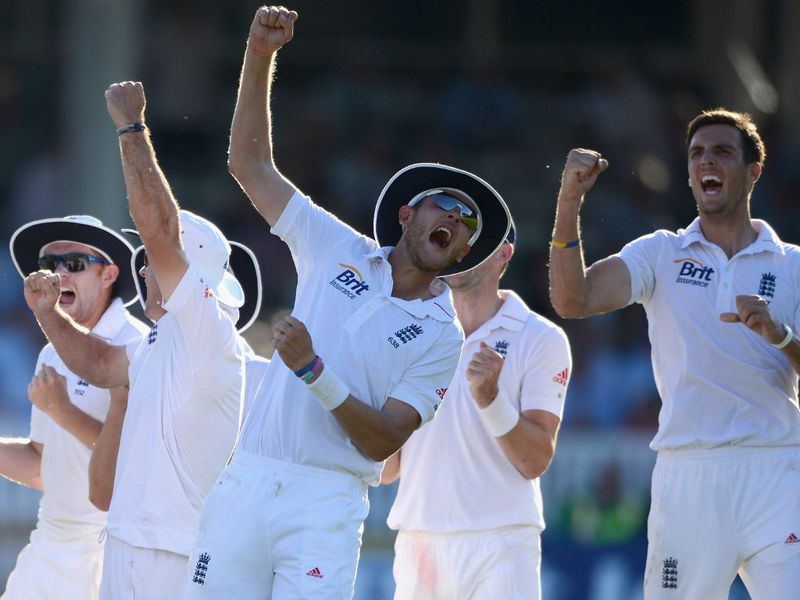England were overjoyed to see Kallis walk after he reviewed the decision.