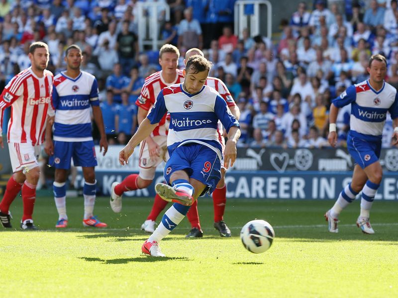 A late penalty from Adam Le Fondre rescued a point for Reading against Stoke.