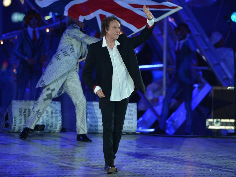 Frontman of The Kinks Ray Davies performs his lovesong to London, "Waterloo Sunset"