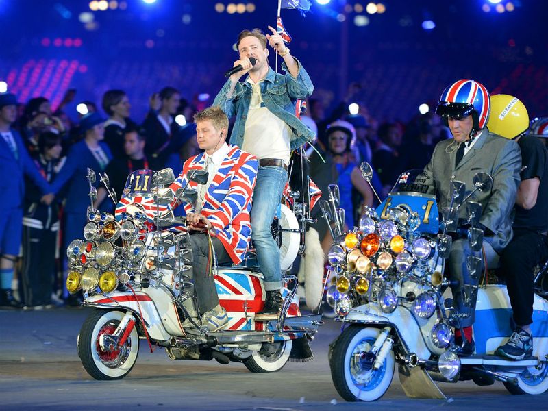 The Mods take over as The Kaiser Chief's perform The Who's classic "Pinball Wizard"