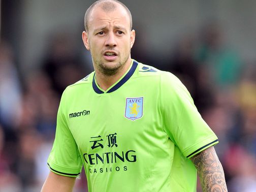 Alan Hutton: Loan move to Nottingham Forest