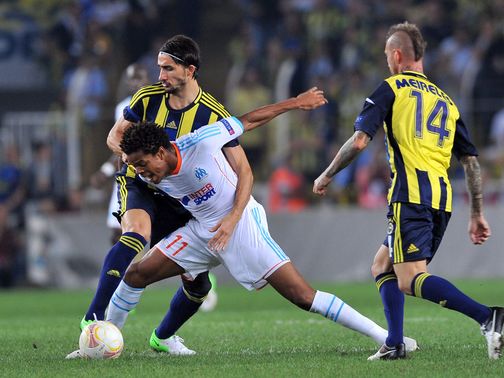 Marseille's Loic Remy holds off Ali Kaldirim