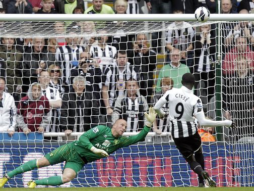 Papiss Cisse misses from the penalty spot