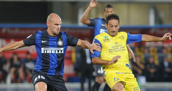 David Di Michele and Esteban Cambiasso compete