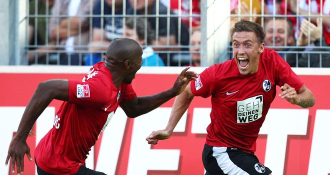 Max Kruse (r) celebrates his goal