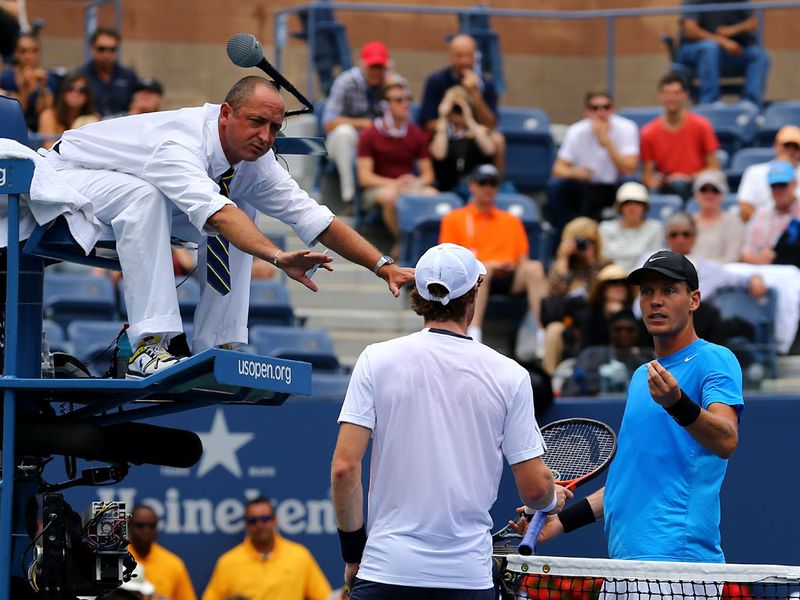 There was early controversy when Murray's hat flew off in the high winds