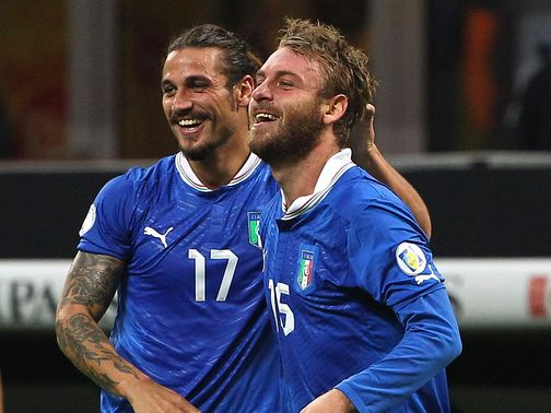 Daniele De Rossi celebrates his goal for Italy