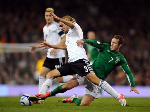 McGeady tries to win the ball from Schmelzer.