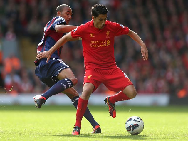 Sahin keeps the ball away from N'Zonzi.