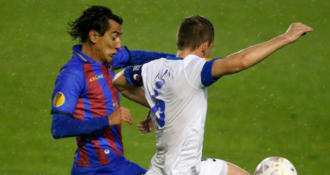 Pedro Rios vies with Wout Brama