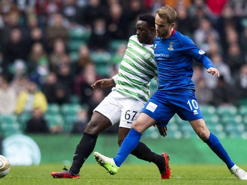 Victor Wanyama and Andrew Shinnie battle for the ball