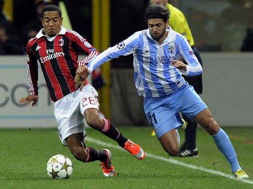 Urby Emanuelson vies with Sergio Sanchez
