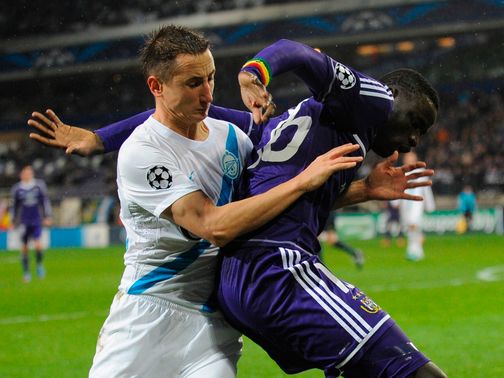 Cheikhou Kouyate holds off Vladimir Bystrov