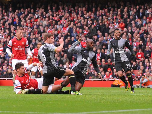 Olivier Giroud scores for Arsenal