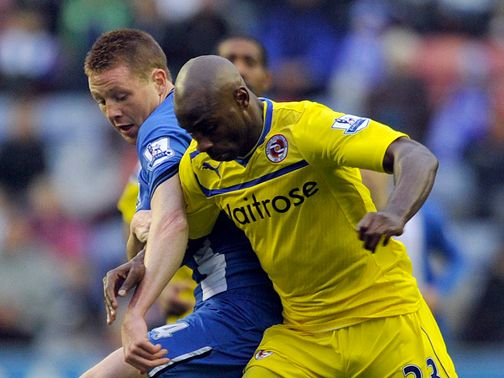 James McCarthy and Jason Roberts battle for the ball
