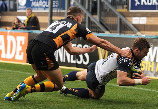 Andy Short crosses over for Worcester