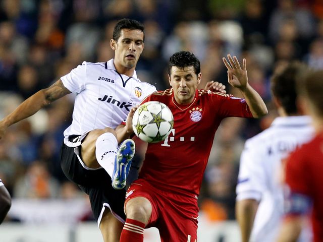 Ricardo Costa and Claudio Pizarro battle for the ball