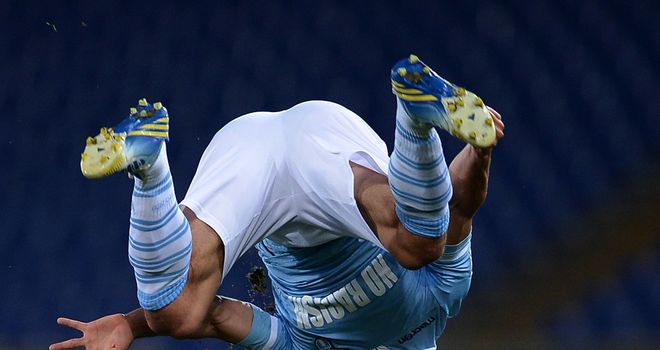 Hernanes celebrates in style
