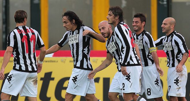 Siena celebrate Valiani's goal