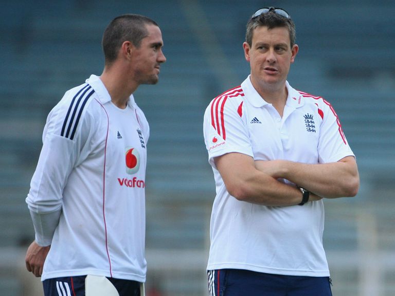 Kevin Pietersen and Ashley Giles: hoping to improve England's ODI record on Indian soil