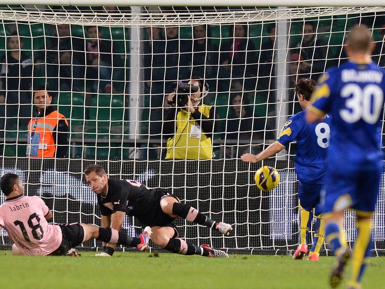 Daniele Cacia scores Verona's winning goal