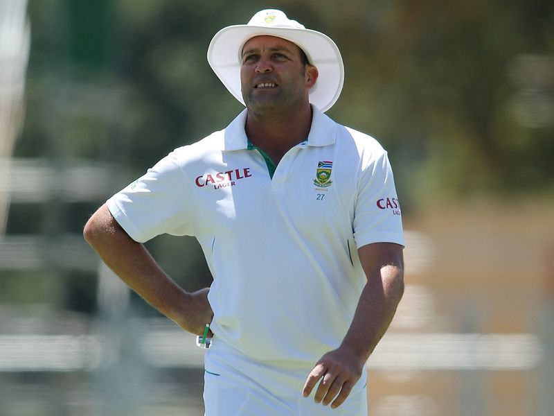 Kallis left the field soon afterwards, having picked up an injury.