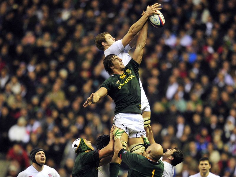 Joe Launchbury and Eben Etzebeth go head-to-head at a line-out