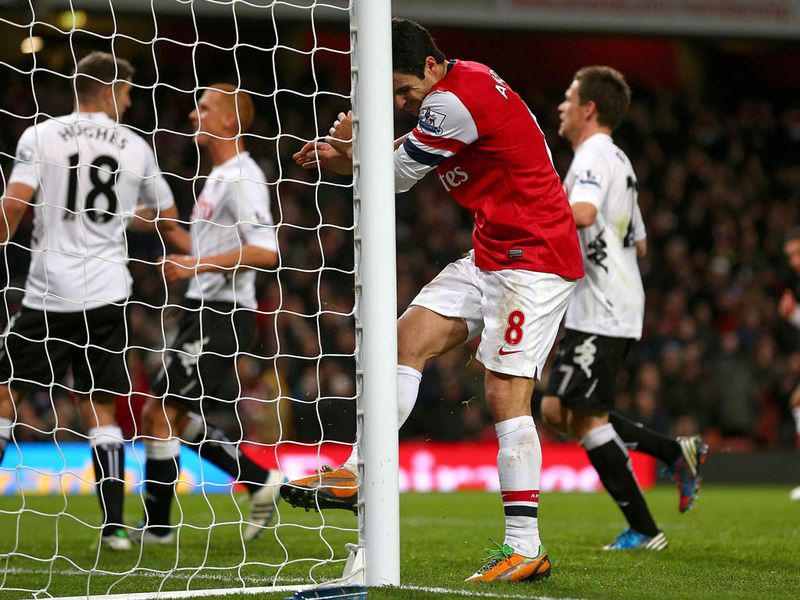 Arsenal are gifted a penalty in the last second of their match, a debatable handball in the area leads to Arteta stepping up, but the Spaniard is denied.