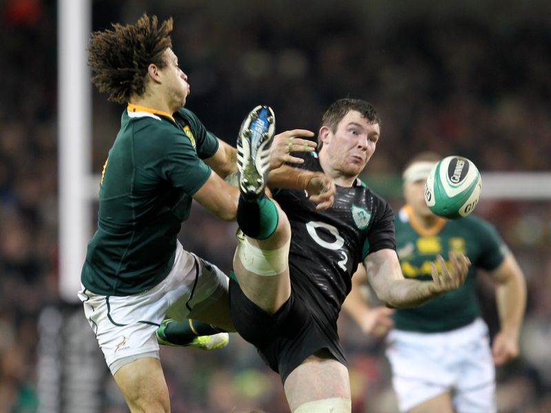 Zane Kirchner (L) and Peter O'Mahony fight for the ball in the air