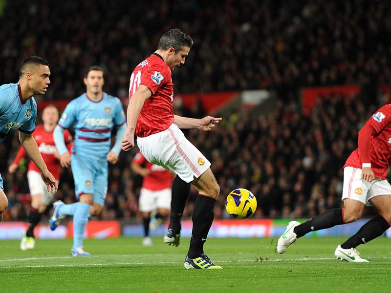 The Dutchman receives a pass from Carrick, swivels around Reid and hits a shot which deflects off Collins and over Jussi Jaaskelainen.
