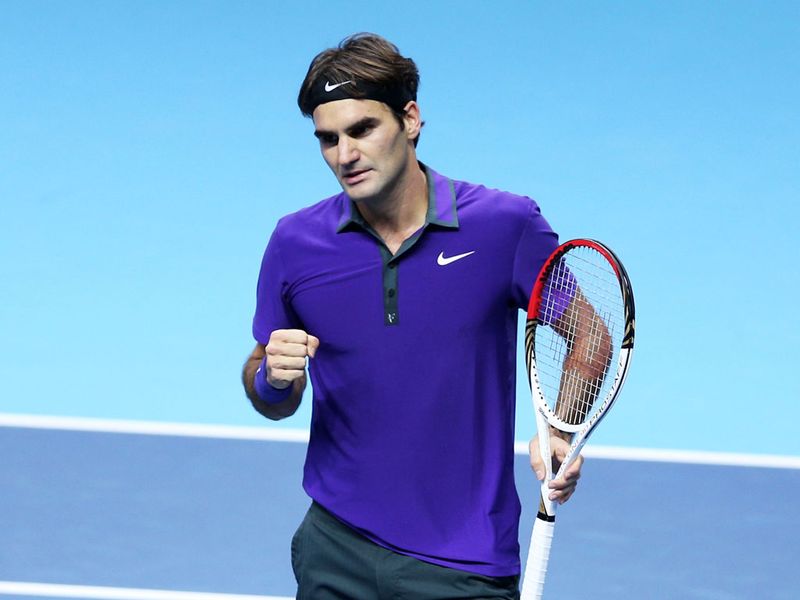 Defending champion Roger Federer beat David Ferrer for the 14th successive time to reach the semi-finals of the Barclays ATP World Tour Finals.