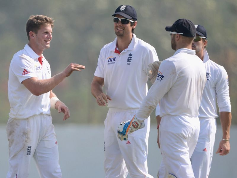 Stuart Meaker took two wickets in the morning, those of Amit Mishra and Jayant Yadav.