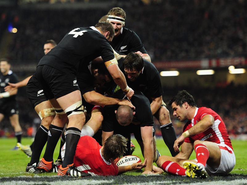 Tony Woodcock scores from a lineout move