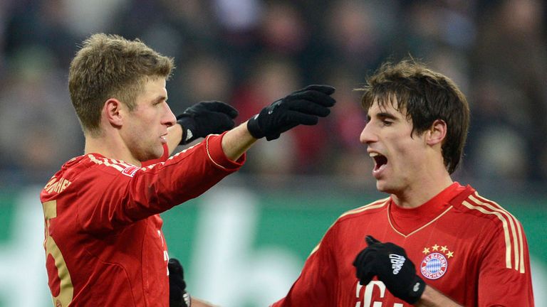 Thomas Mueller celebrates with Javi Martinez