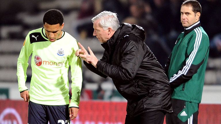 Alan Pardew gives instructions to Sylvain Marveaux during Newcastle's defeat in Bordeaux
